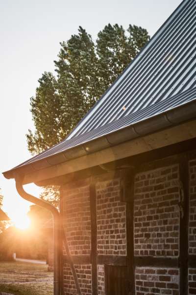 Smuk tagkonstruktion bringes til live med pandeplader, Gut Godderstorf, 23779 Neukirchen, Tyskland